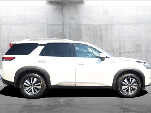 Certified 2024 Nissan Pathfinder SL image 5