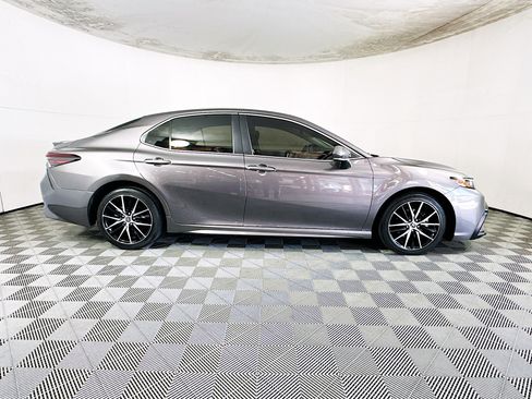 Used 2022 Toyota Camry SE w/ Convenience Package image 2