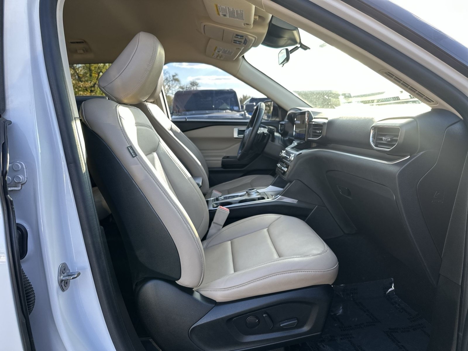 Used 2020 Ford Explorer XLT w/ Equipment Group 202A AWD/4WD image 28