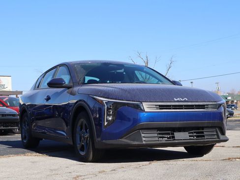 New 2025 Kia K4 LXS image 1