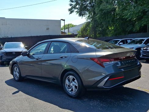 Certified 2026 Hyundai Elantra SE FWD image 4