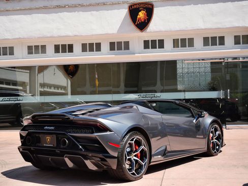 Used 2021 Lamborghini Huracan EVO RWD image 4