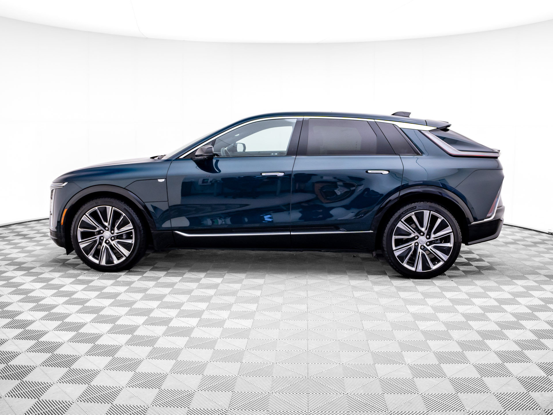 Used 2025 Cadillac Lyriq Luxury AWD/4WD image 2