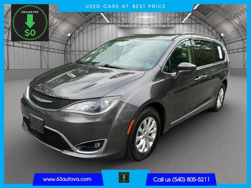 Used 2017 Chrysler Pacifica Touring-L FWD image 1