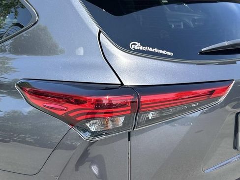 Used 2023 Toyota Highlander XSE FWD image 11