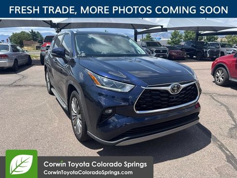 Used 2022 Toyota Highlander Platinum AWD/4WD image 1