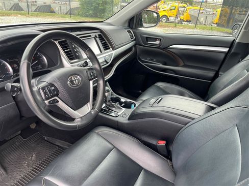 Used 2019 Toyota Highlander XLE AWD/4WD image 9