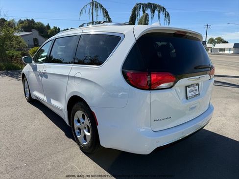 Used 2017 Chrysler Pacifica Touring-L Plus FWD image 5