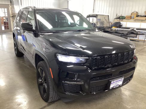 Used 2025 Jeep Grand Cherokee L Limited w/ Black Appearance Package AWD/4WD image 8
