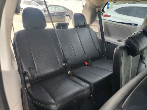 Used 2018 Toyota Sienna SE FWD image 9