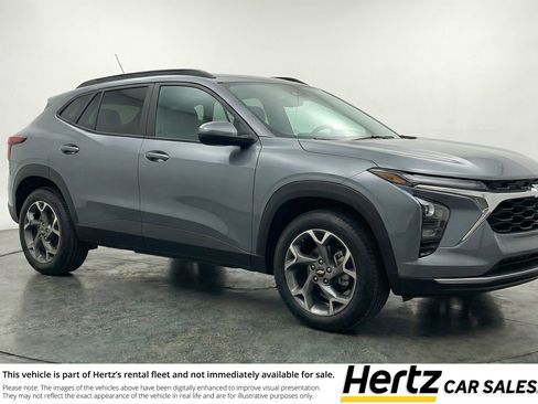 Used 2025 Chevrolet Trax LT FWD image 1