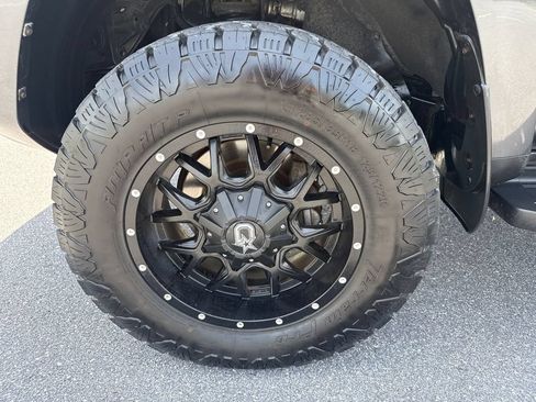 Used 2018 Toyota 4Runner SR5 AWD/4WD image 31