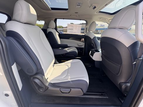 New 2027 Kia Carnival SX FWD image 17