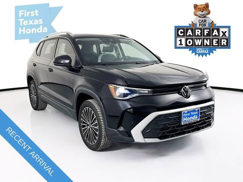 Used 2025 Volkswagen Taos SE image 1