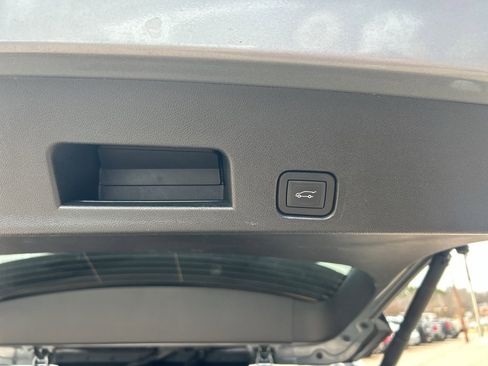 Used 2025 Chevrolet Traverse LT image 16