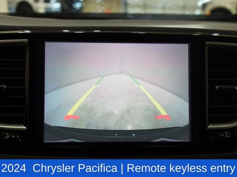 Used 2024 Chrysler Pacifica Touring-L image 14