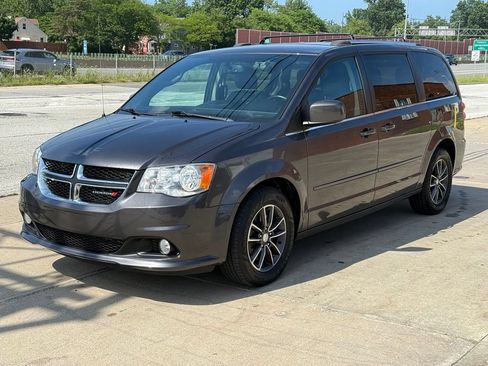 Used 2017 Dodge Grand Caravan SXT w/ Rear Park Assist Package FWD image 1