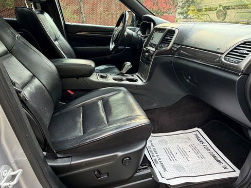 Used 2018 Jeep Grand Cherokee Overland AWD/4WD image 14
