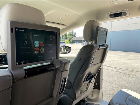 Used 2019 Chrysler Pacifica Touring-L Plus FWD image 33