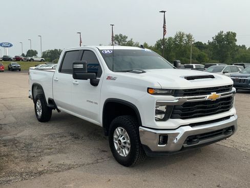 Used 2024 Chevrolet Silverado 2500 LT w/ Convenience Package AWD/4WD image 3