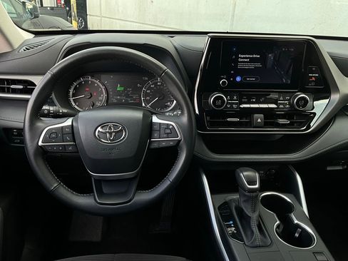 Used 2025 Toyota Highlander LE image 15