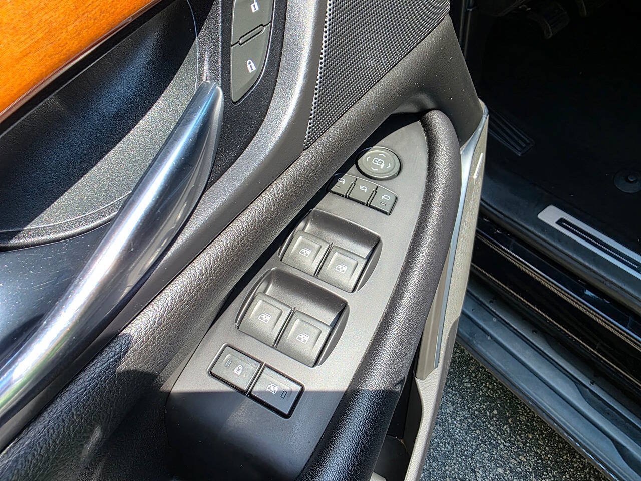 Used 2018 Cadillac Escalade Luxury AWD/4WD image 12