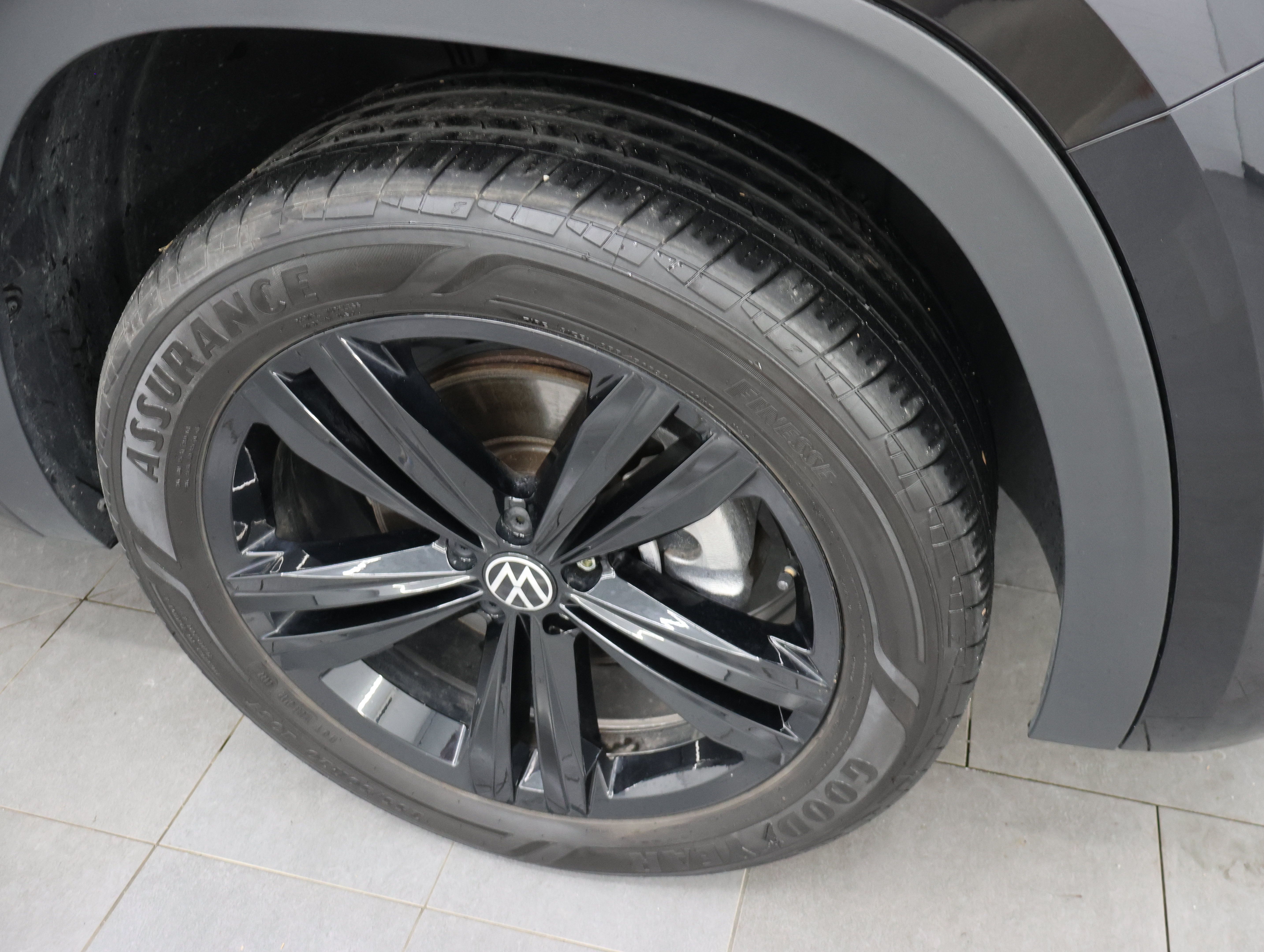 Used 2023 Volkswagen Atlas Cross Sport SEL R-Line AWD/4WD image 3