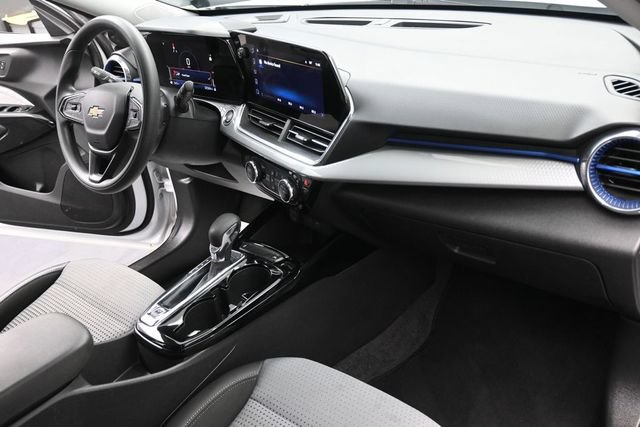 Used 2025 Chevrolet Trax LT FWD image 33