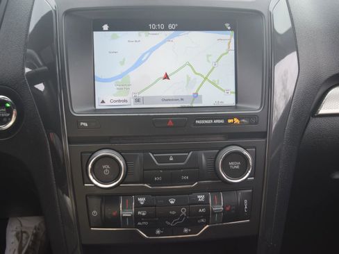 Used 2018 Ford Explorer XLT w/ Equipment Group 202A FWD image 11