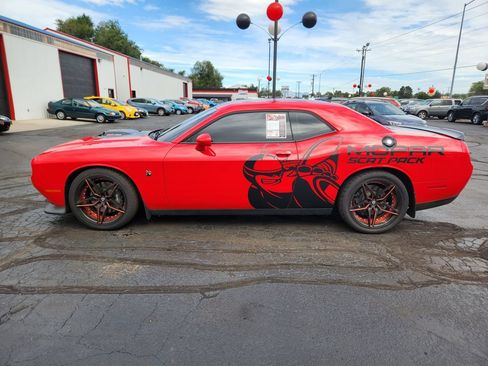 Used 2016 Dodge Challenger R/T Scat Pack RWD image 4