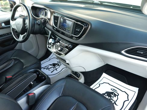 Used 2018 Chrysler Pacifica Touring-L FWD image 24