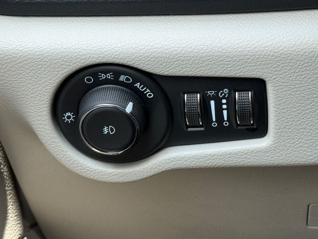 Used 2024 Chrysler Pacifica Touring-L FWD image 19