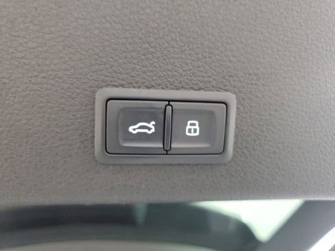 Used 2022 Audi e-tron Premium Plus w/ Premium Plus Package image 10