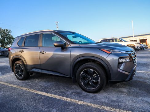 Used 2024 Nissan Rogue SV w/ SV Premium Package FWD image 7
