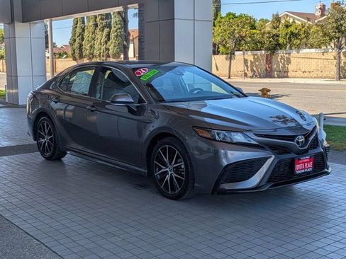 Used 2023 Toyota Camry SE image 3