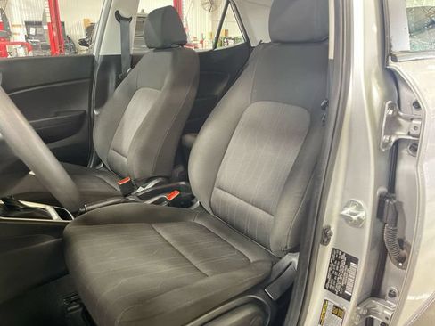 Used 2022 Hyundai Venue SE FWD image 11