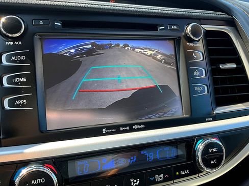 Used 2018 Toyota Highlander LE image 21