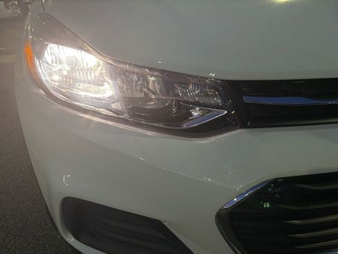 Used 2022 Chevrolet Trax LS w/ Tint and Cruise Package image 27