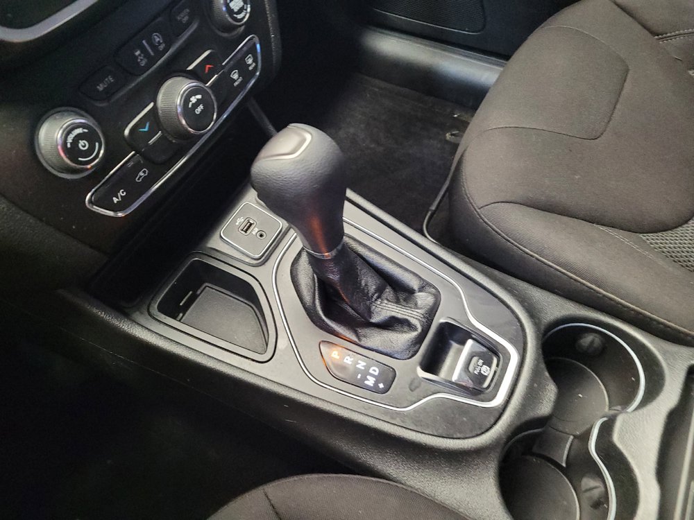 Used 2019 Jeep Cherokee Latitude w/ Cold Weather Group FWD image 26