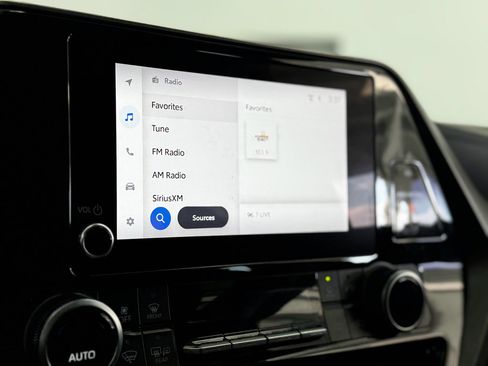 Used 2024 Toyota Highlander LE image 25