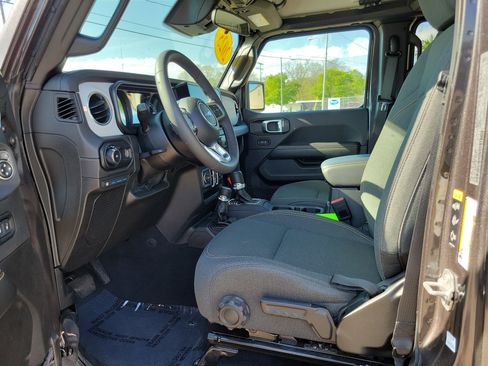 Used 2025 Jeep Wrangler Unlimited Sahara AWD/4WD image 6