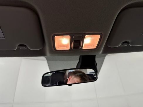 Used 2024 Hyundai Venue SEL image 24