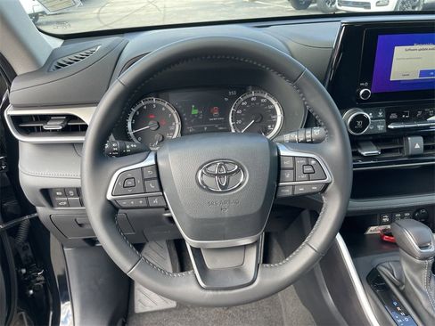 Used 2023 Toyota Highlander LE image 16