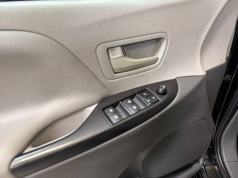Used 2020 Toyota Sienna L FWD image 17