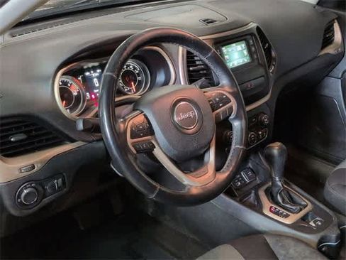 Used 2018 Jeep Cherokee Sport w/ Cold Weather Group image 10