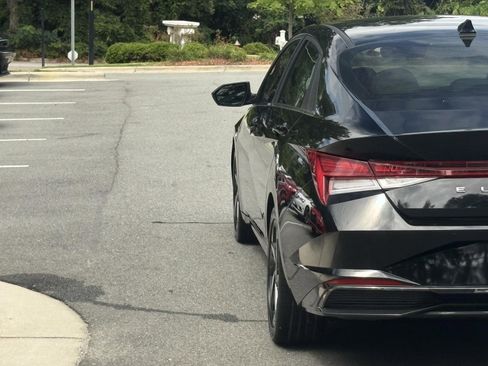 Used 2023 Hyundai Elantra Limited w/ Cargo Package image 9