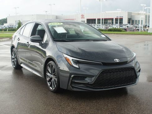 Certified 2025 Toyota Corolla SE w/ SE Premium Package FWD image 2
