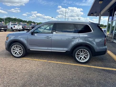 Used 2023 Kia Telluride EX w/ EX Captain's Chair Package FWD image 8