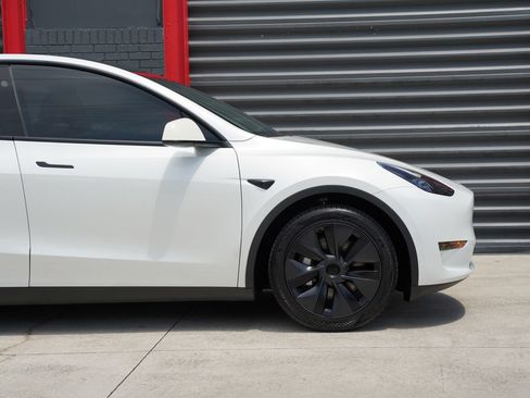 Used 2024 Tesla Model Y Long Range RWD image 3