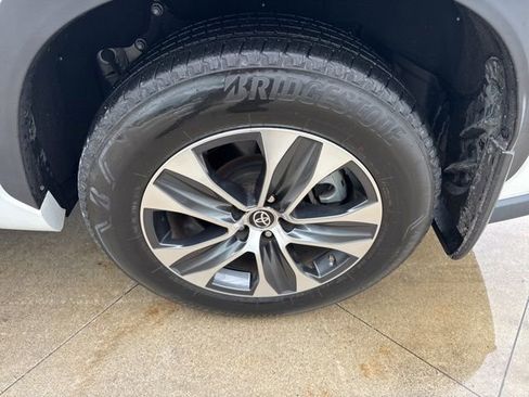 Used 2023 Toyota Highlander XLE image 12